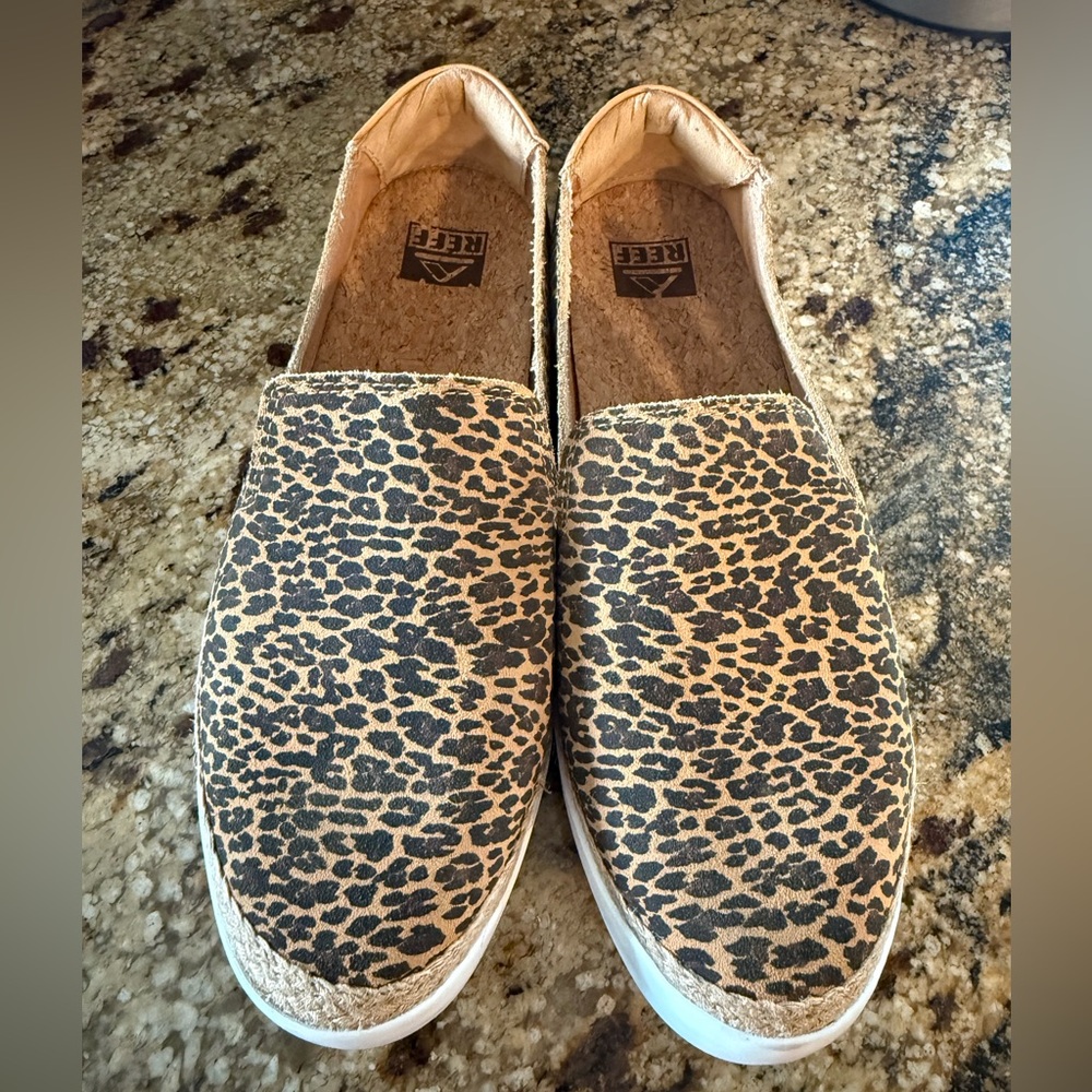Like new REEF cushion sunrise se slip on in leopard